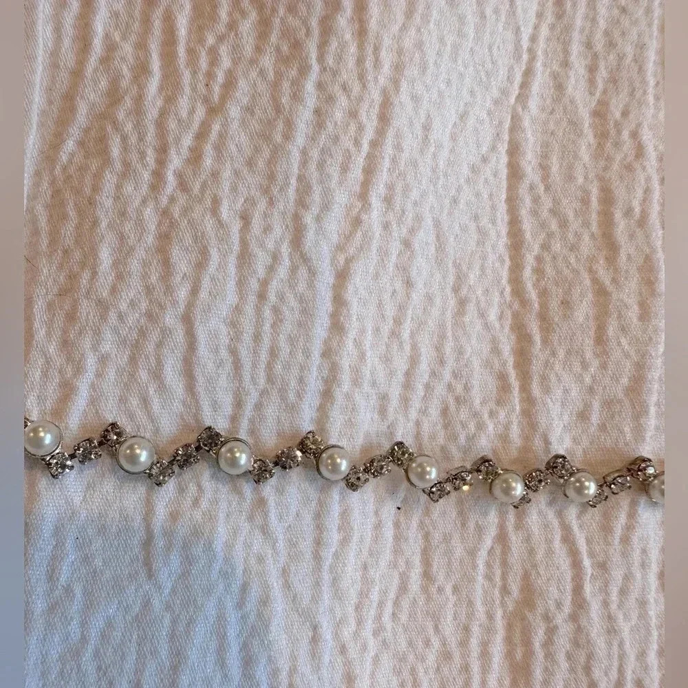 ⭐️ Silver with Pearl bead and crystal  necklace.